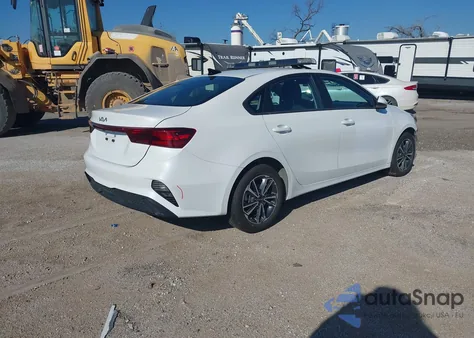 2023 Kia Forte Lxs z USA, uszkodzony, nr VIN 3KPF24AD7PE588347